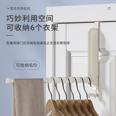 穴を開けないでドアを開けた後に服を掛けて干します。