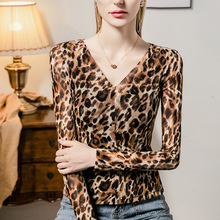 豹纹植绒印花V领打底衫女修身2024秋季新款女装淑女洋气内搭上衣