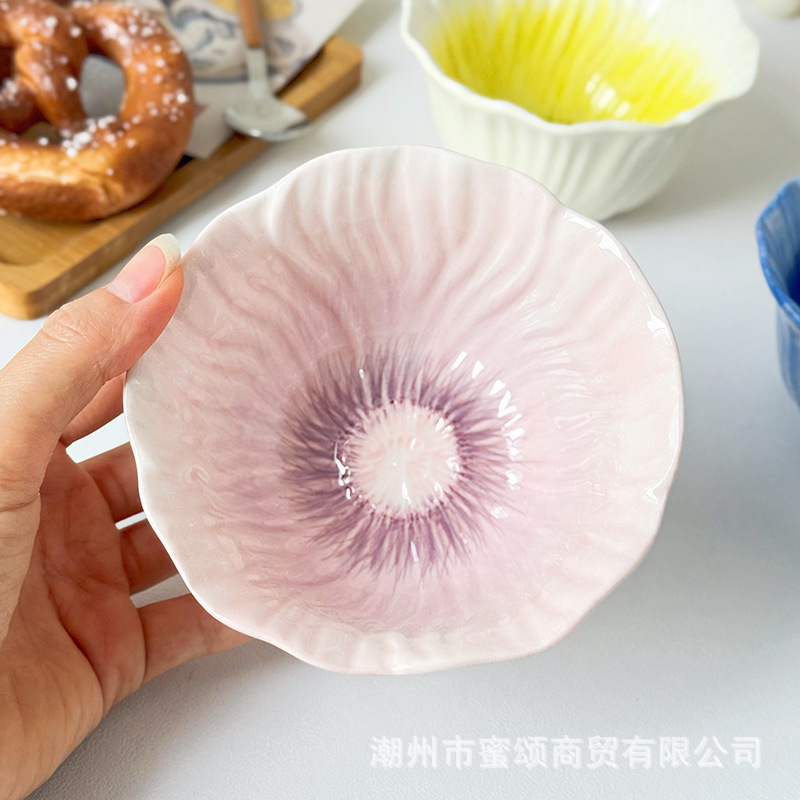 花の陶磁器の茶碗の女性の個人の専用の碗は釉薬の下で彩りの食器を備えます。|undefined