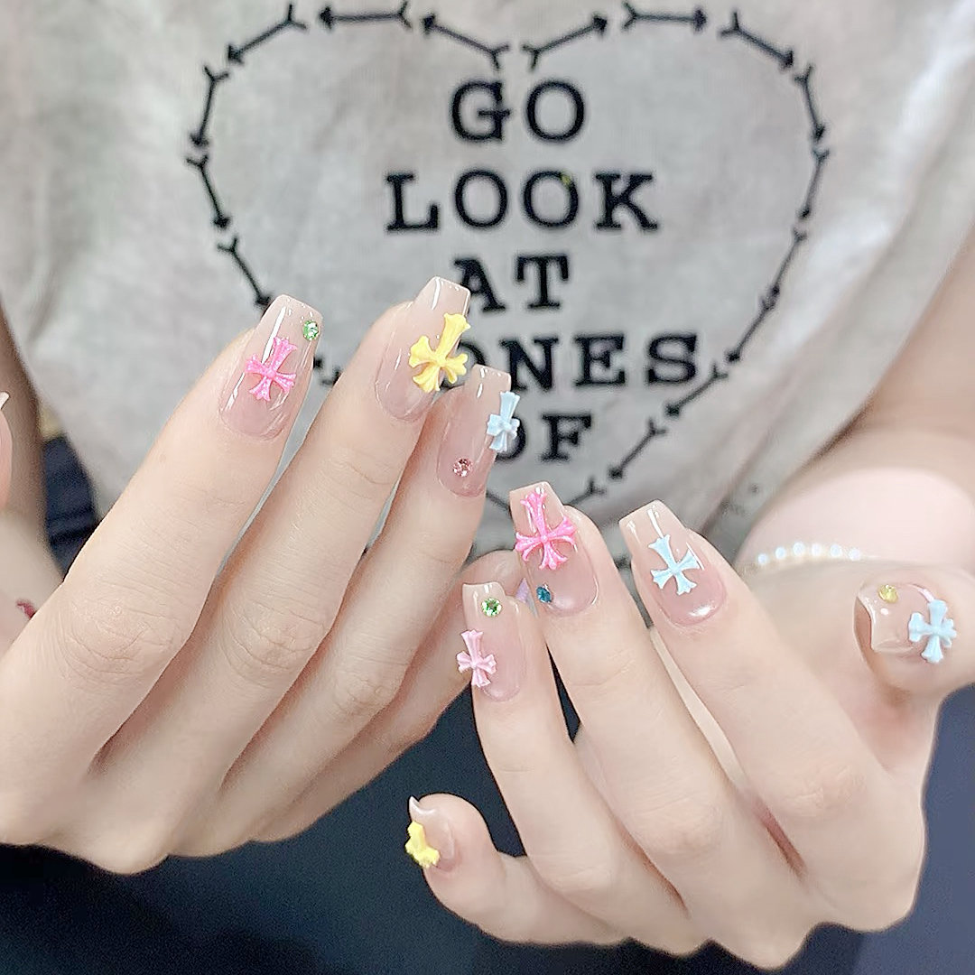 Fábrica de joyas de uñas cruz transfronterizas resina diy color tridimensional cro corazón teléfono móvil caso accesorios de uñas lote