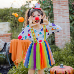 ハロウィンの子供の道化師の服装は服を着ます。