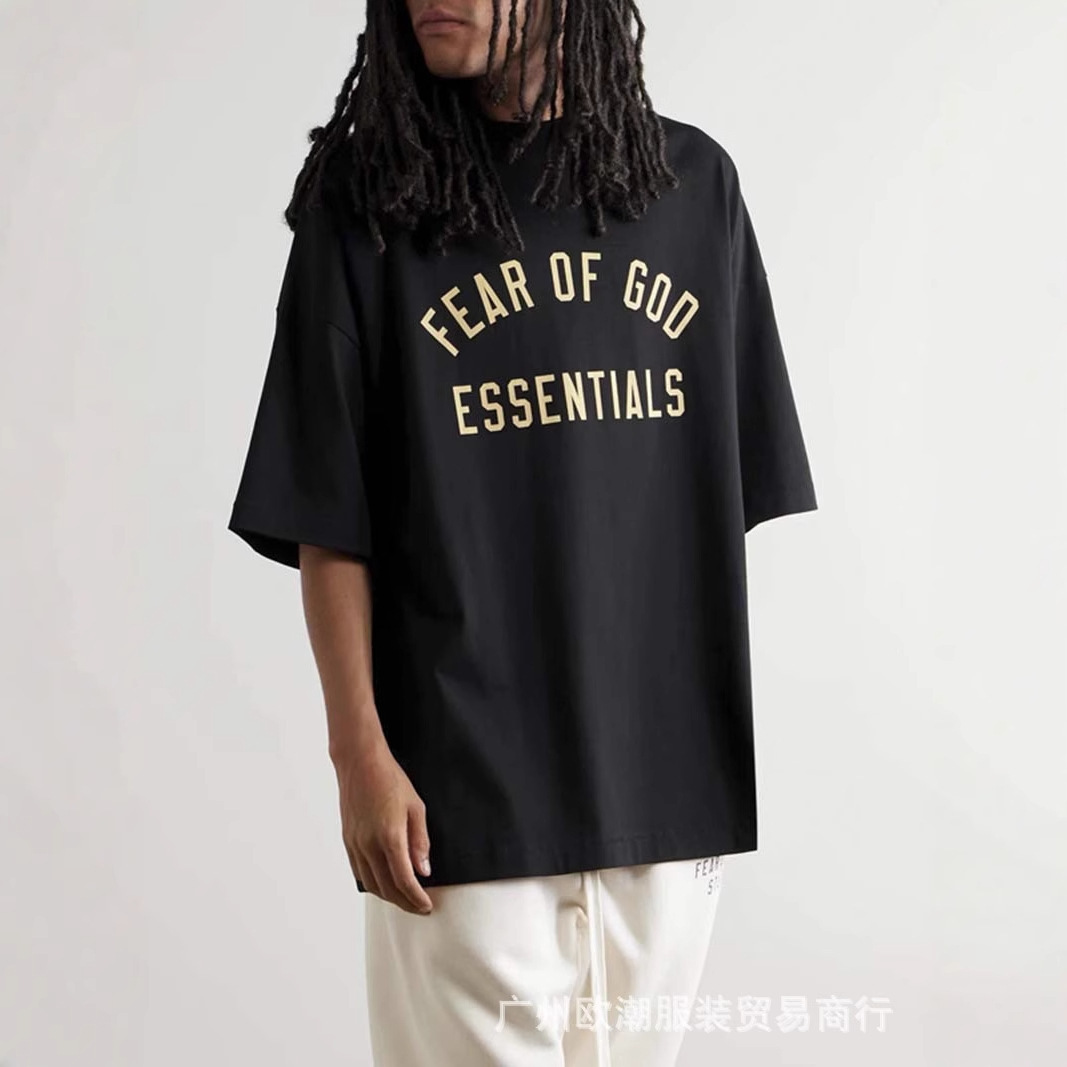 Una pieza de la marca de moda FOG de doble línea ESSENTIALS letra con lema impreso camiseta de manga corta para hombres y mujeres media manga en la calle