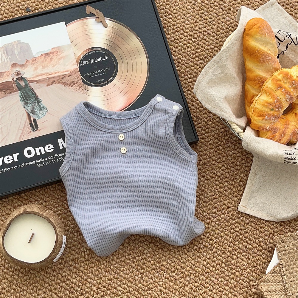 Traje pequeño de estilo coreano para bebés y niños pequeños 2025 verano nuevo traje de tres piezas para recién nacidos de 1 a 3 años