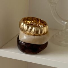 新しい不規則な金属プリーツスプリングブレスレットコールドスタイルコレクション樹脂ブレスレットヨーロッパとアメリカの軽い豪華な気質のブレスレット