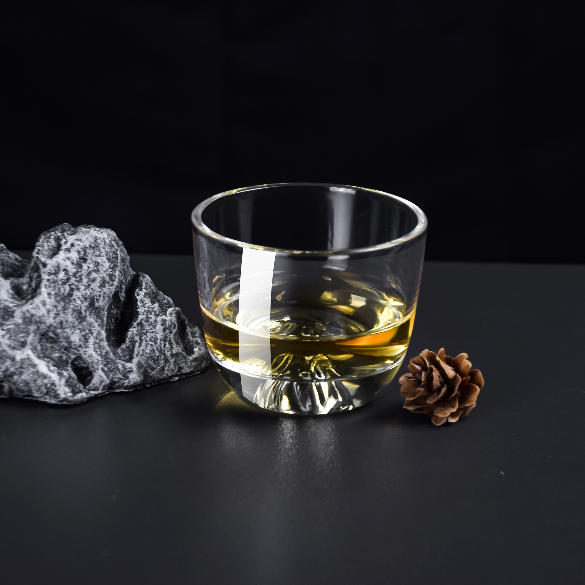 Glass creative Lapsang souchong tea