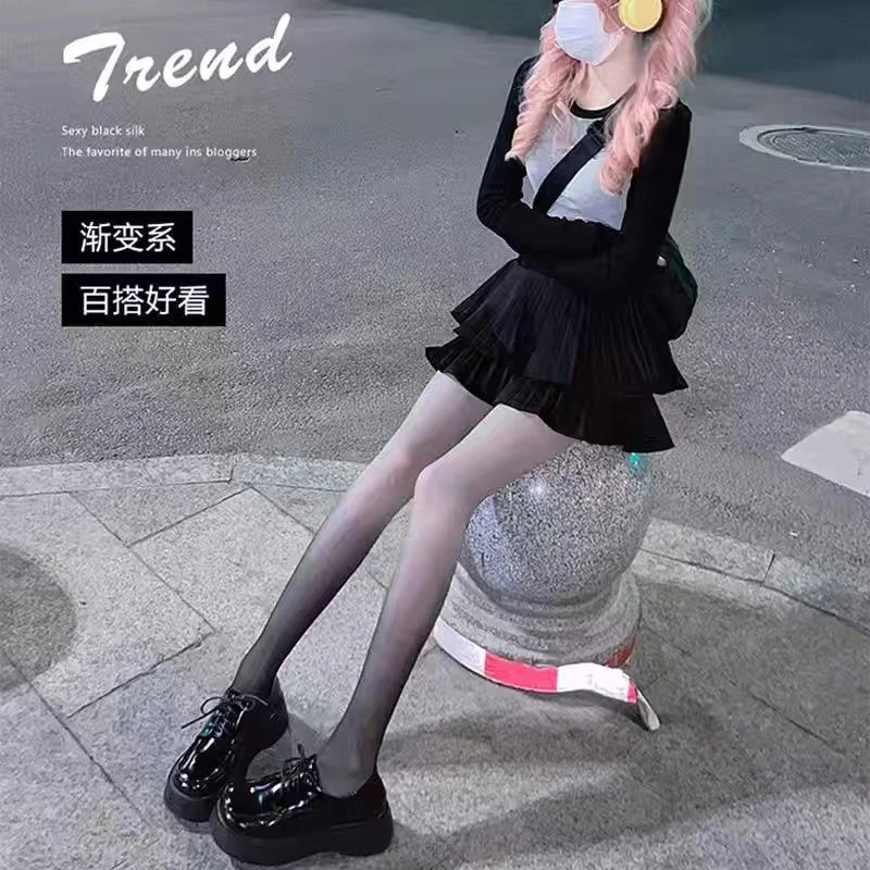 그레이 탑과 블랙 그라데이션 스타킹