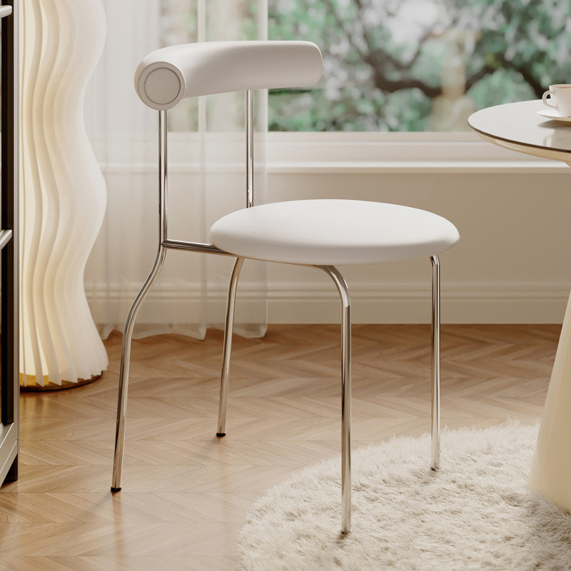 Silla de comedor nórdica de estilo crema para el hogar silla de respaldo simple diseñador rollo de huevo silla de maquillaje mesa de comedor creativa de lujo ligero