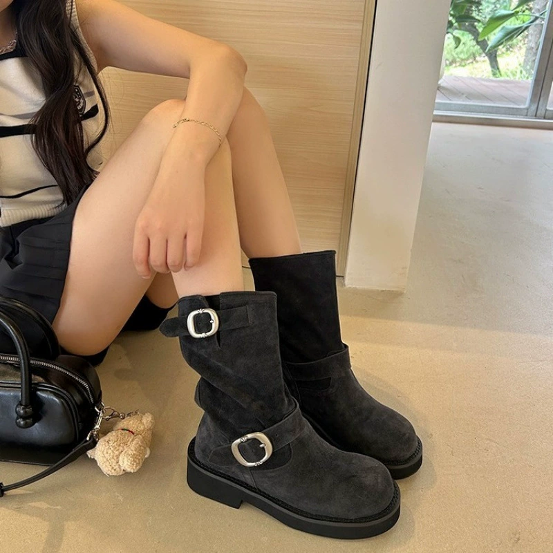 Винтажные ботинки Мартинс на толстой подошве для женщин, лето 2025, новые, с металлической пряжкой, в стиле вестерн, мотоциклетные ботинки.