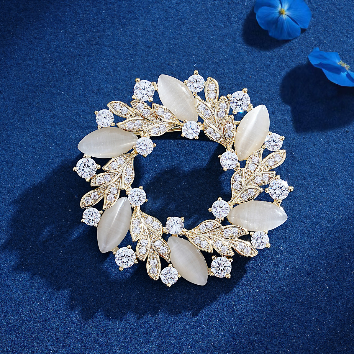 Cat's Eye Stone Copper Inlaid Zircon Flower Wreath Brooch for Women, Personalized Brooch for Sweaters, Cheongsam, and Suits, Versatile and Elegant Pin