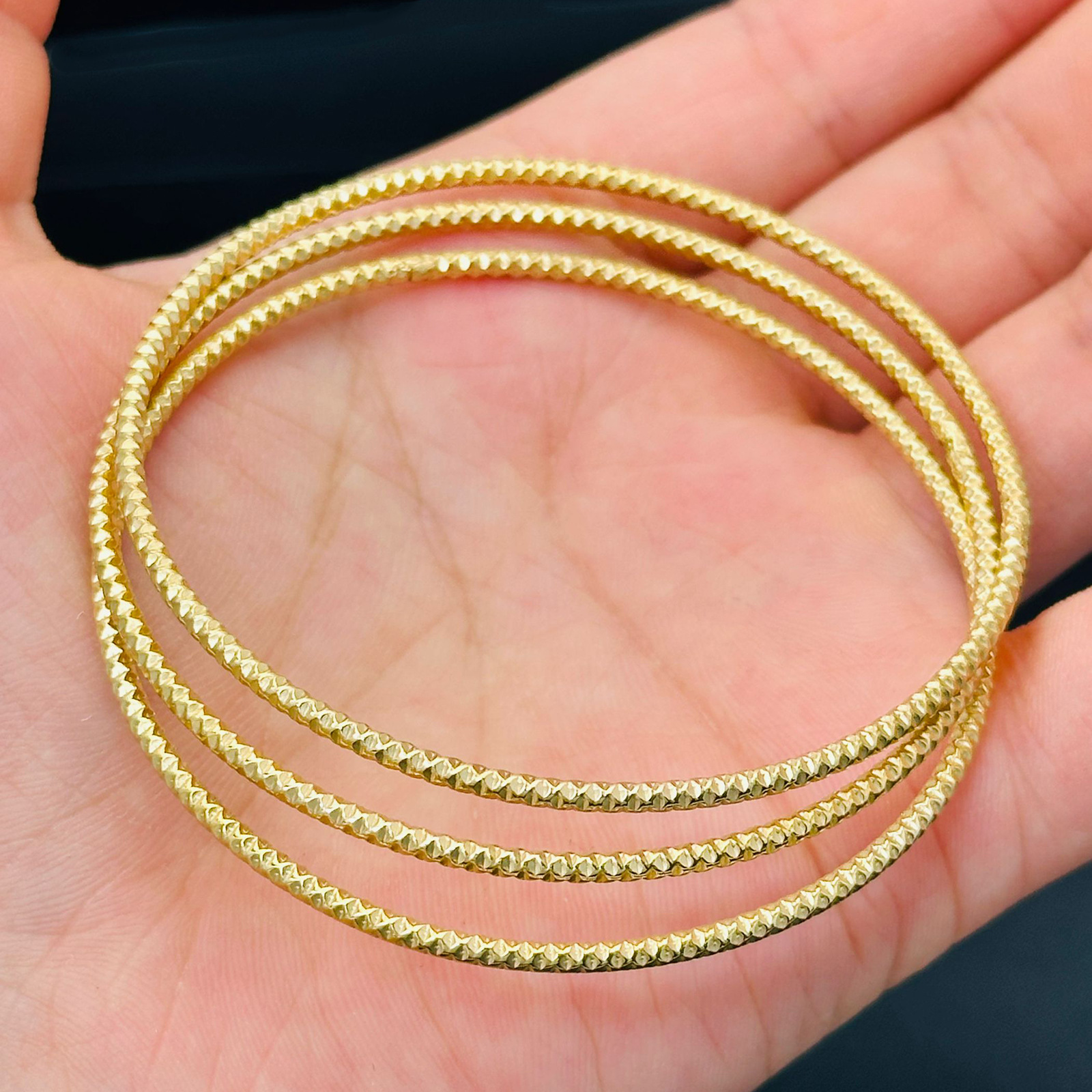 Flores talladas en el cielo Sansheng III pulsera de acero de titanio no decolor joyería de oro simple y ligera