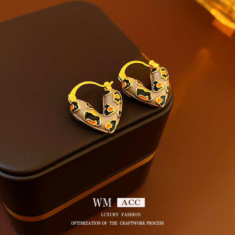 Oro real electrochapado aceite de gota encantadora hebilla de oreja de metal Otoño e Invierno retro pendientes elegantes pendientes de alto grado para las mujeres al por mayor