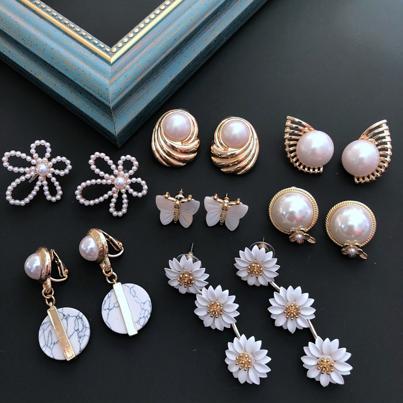 White Pearl Retro Flower Earrings display picture 11