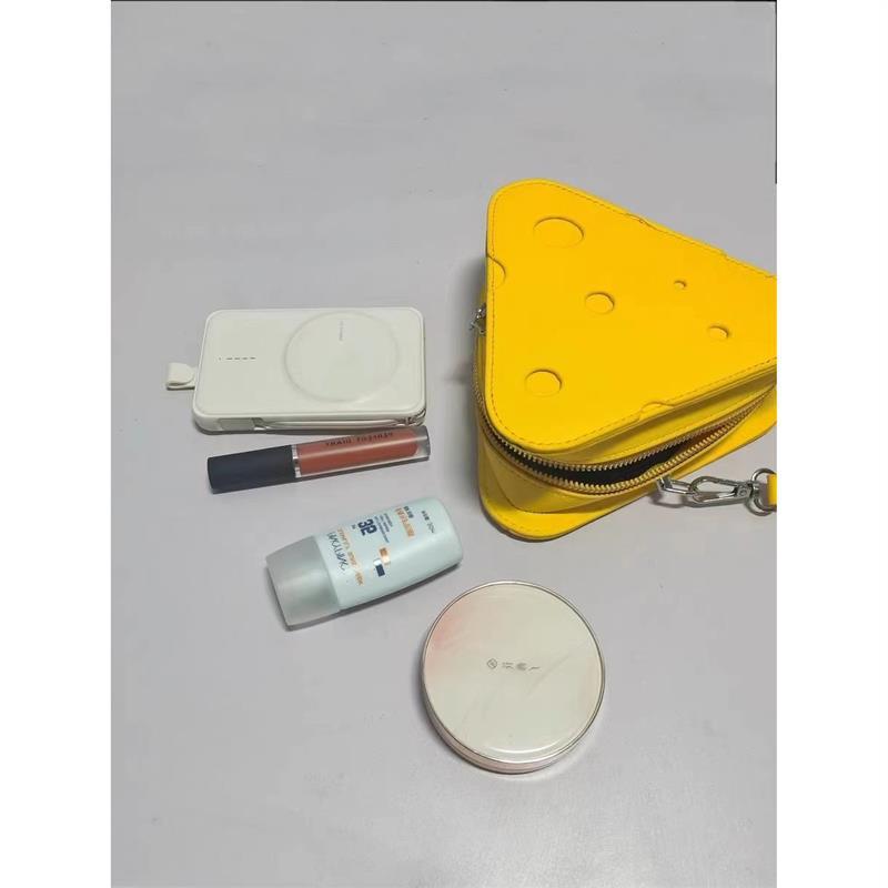 틈새 디자인 삼각형 치즈 가방 여성의 2025 새로운 여름과 봄 초콜릿 뜨거운 소녀 크로스 바디 가방