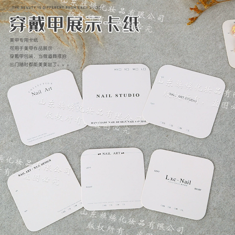 Ношение специальных картонных карточек для ногтей