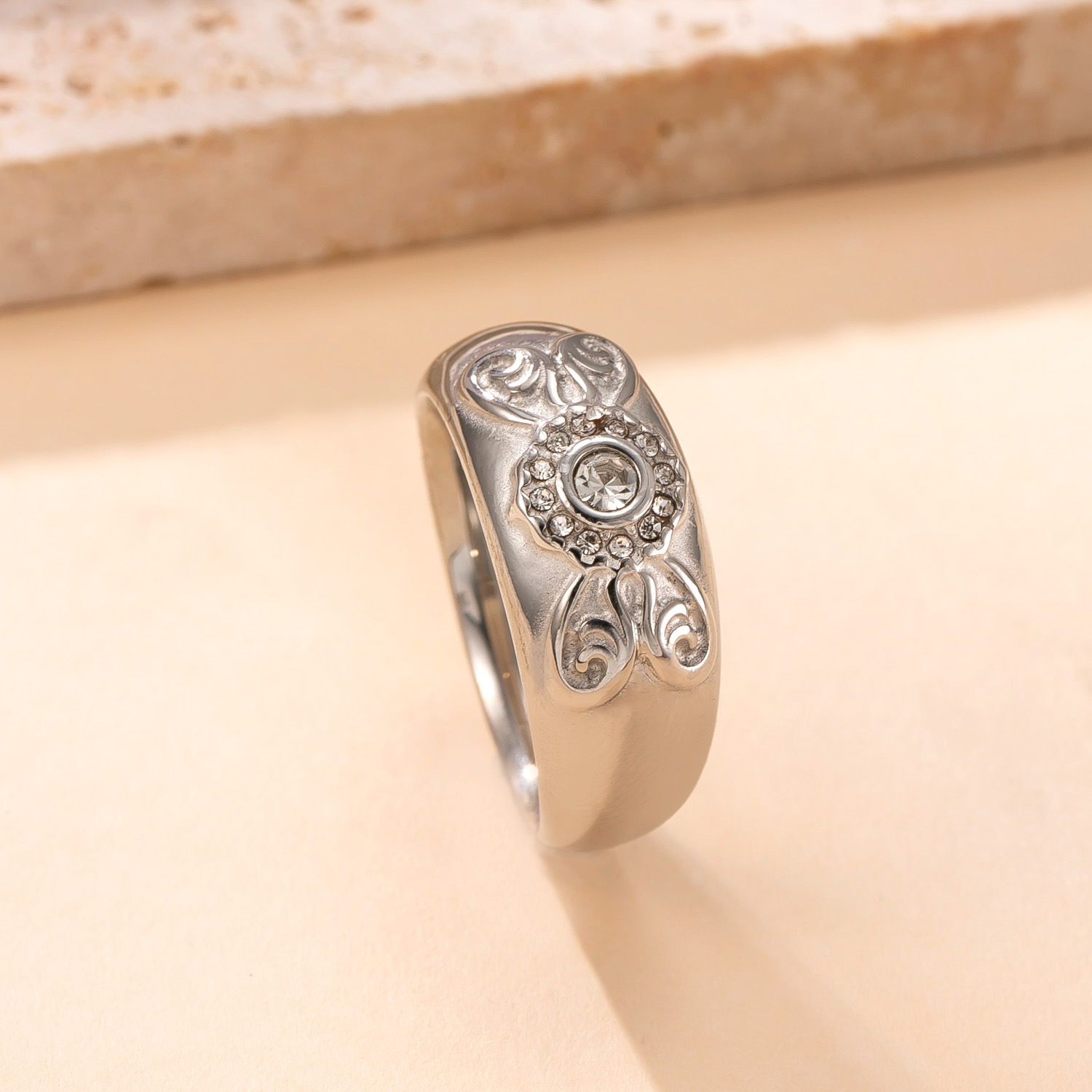 Nuevos productos transfronterizos, joyas de acero inoxidable, mariposa fundida, anillo de dedo de comida con incrustaciones de diamantes, anillo de pareja de acero de titanio dorado de 18k chapado de lujo ligero