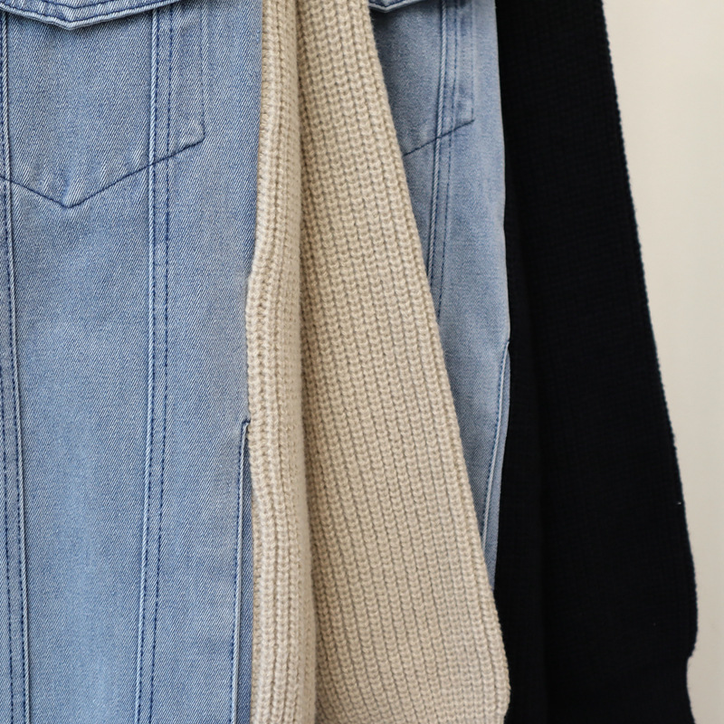 Damenbekleidung Lange Denim-Patchwork-Pulloverjacke mit Kapuze 2024 Herbst und Winter Neues Design Verdickte lockere Strickjacke für Damen_voghion.com