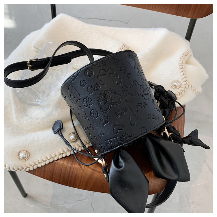 New Trendy Fashion Wild Messenger Bucket Bag display picture 24