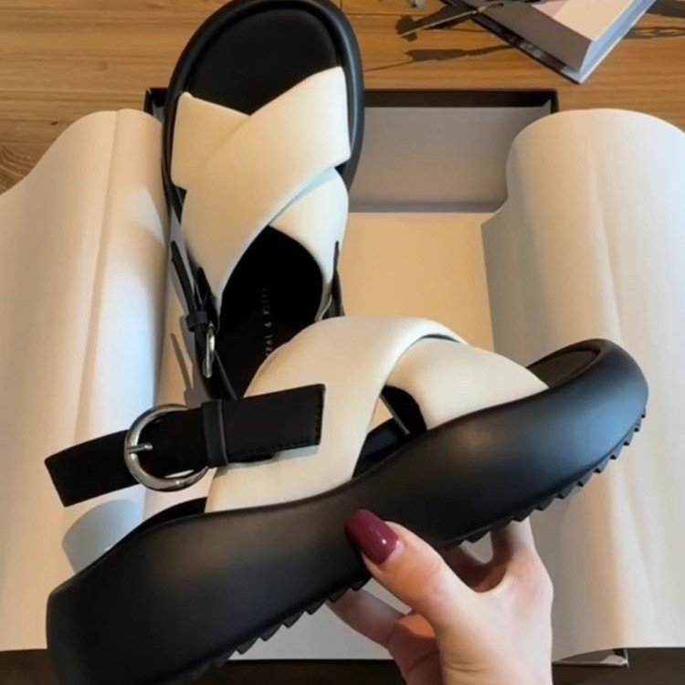 Red sandalias de hadas de verano 2025 nuevos estudiantes versátiles muffins de fondo grueso zapatos de playa romanos en la moda
