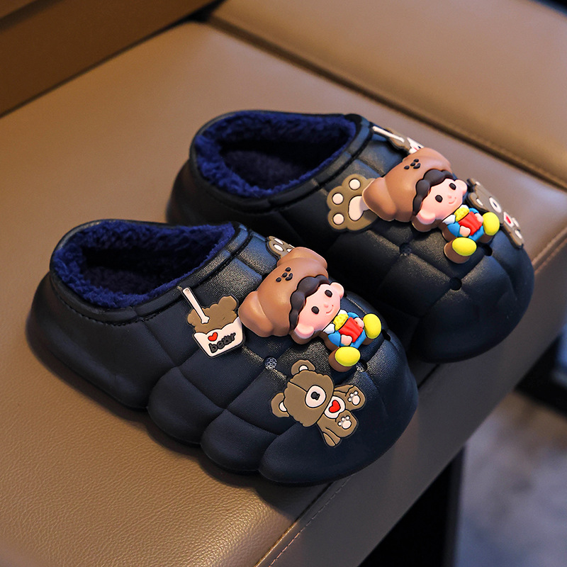 Otoño y invierno zapatillas de algodón para niñas para el hogar caliente y veludo impermeable a prueba de agua, zapatos de algodón para niños pequeños y medianos.