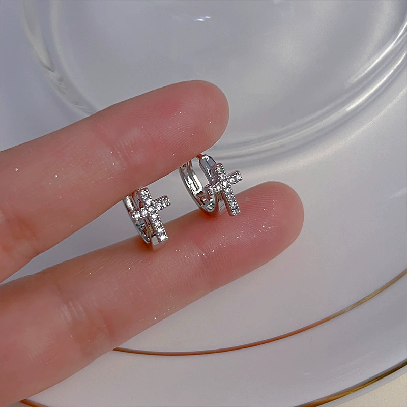 Пусеты с дизайнерской zircon-украшением, универсальные серьги, тренд сезона