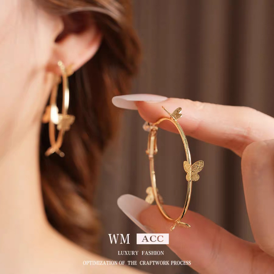 Anillo de metal francés aretes de anillo simple aretes de aretes nuevos estilos de estilo estilo estilo estilo de diseño de nicho temperamento único aretes de mujer cara pequeña