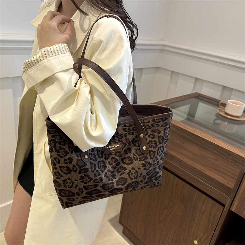 Bolsa de gran capacidad de leopardo para mujeres otoño y invierno 2024 nuevo tipo de bolso de hombro de moda extranjera versátil bolso de viaje retro