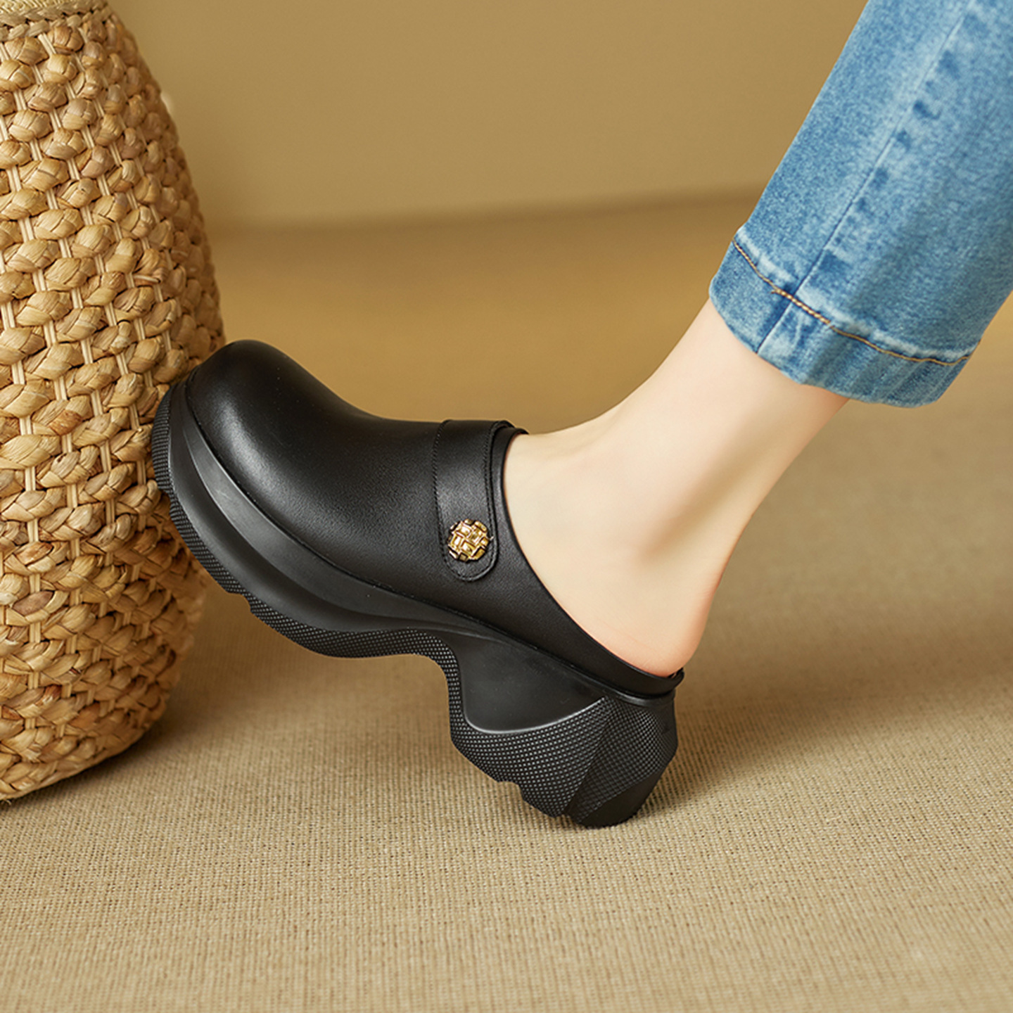 Dép sandal nữ đế bánh xốp cao, mũi kín, phong cách lười thời trang — đen
