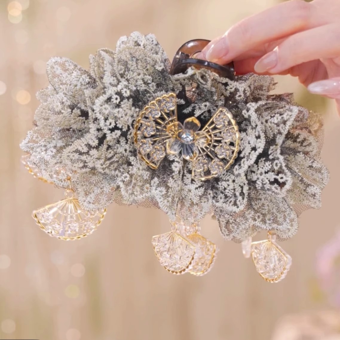 High-End Chinese-Style Hairpin for Women with a Sophisticated Feel, Lace Organza Trim, Shark Clip, Fan Pendant, Fine Glitter Hair Accessory