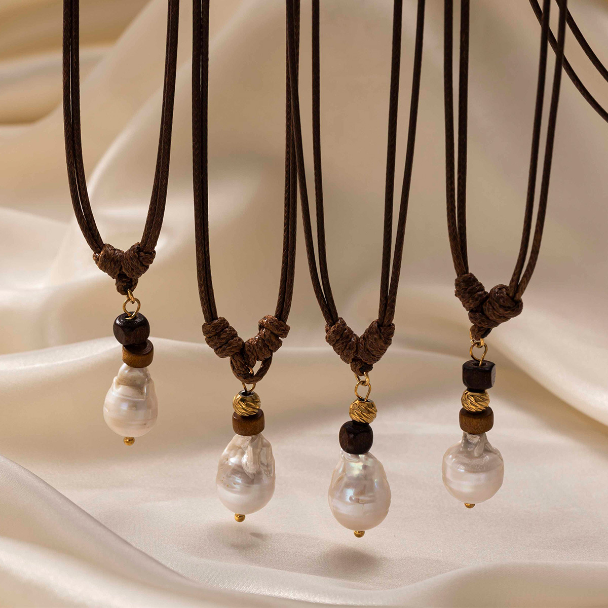 Collar de acero inoxidable TENA Europa y América de lujo ligero nicho largo collar de perlas de cuerda ligero lujo alto sentido de venta caliente transfronteriza