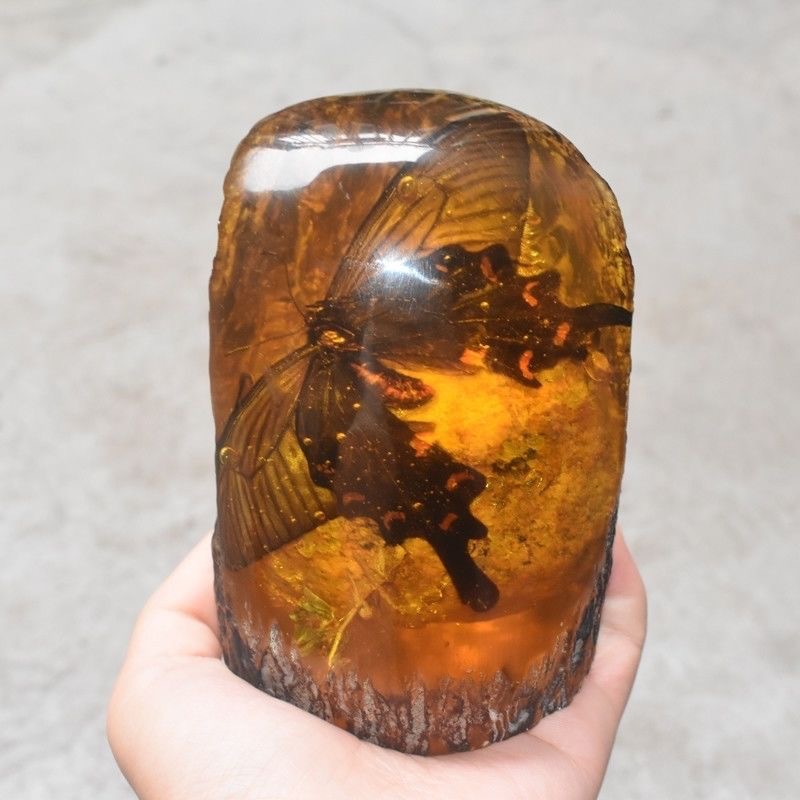 Amber antique craftwork, artificial amber with insects like caterpillars, scorpions, cicadas, crabs, geckos, insect specimens, tree stump decorative piece