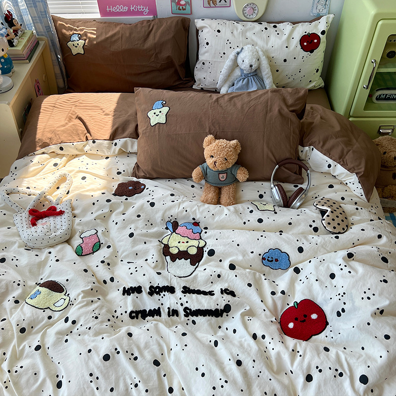 Toallas de algodón lavados con agua bordadas cuatro piezas juegos de estudiantes de tres piezas juegos de dormitorios de chicas fábrica de dibujos animados al por mayor