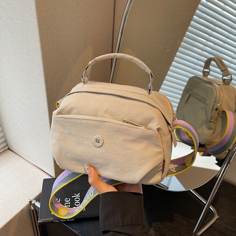 Women's lightweight nylon crossbody bag with zipper, simple multi-layer small bag, casual commuter shoulder bag Women's lightweight nylon crossbody bag with zipper, simple multi-layer small bag, casual commuter shoulder bag