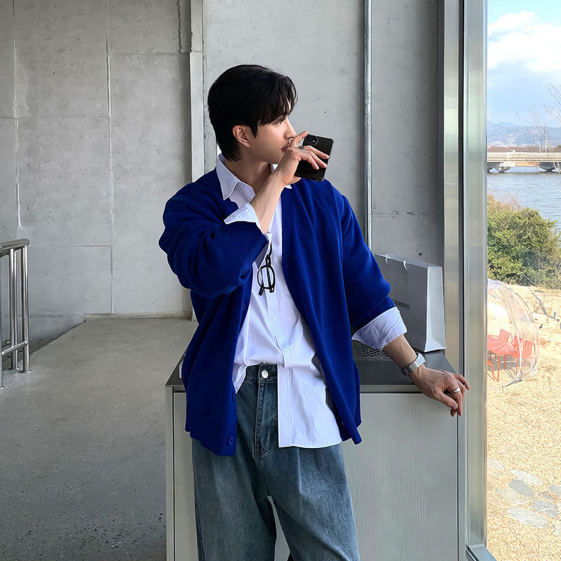 Klein blue V-neck sweater cardigan for men, winter high-end blue top, loose casual knit jacket Klein blue V-neck sweater cardigan for men, winter high-end blue top, loose casual knit jacket