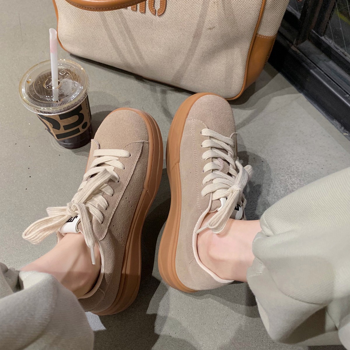 Versión de cuero de vaca ~ Grape Madre con lazos retro deportivos casuales aumentan la altura de los zapatos de entrenamiento para mujeres de skate