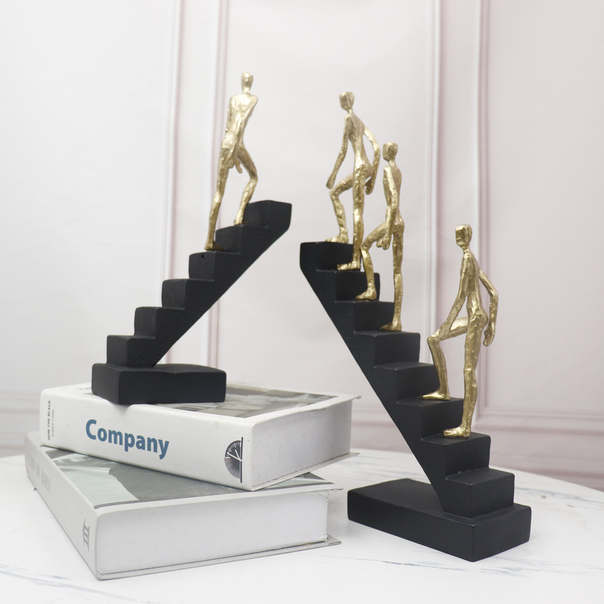 Simple moderno negro oro escalera figura escultura creativa escalera decoración modelo sala de estar decoración suave