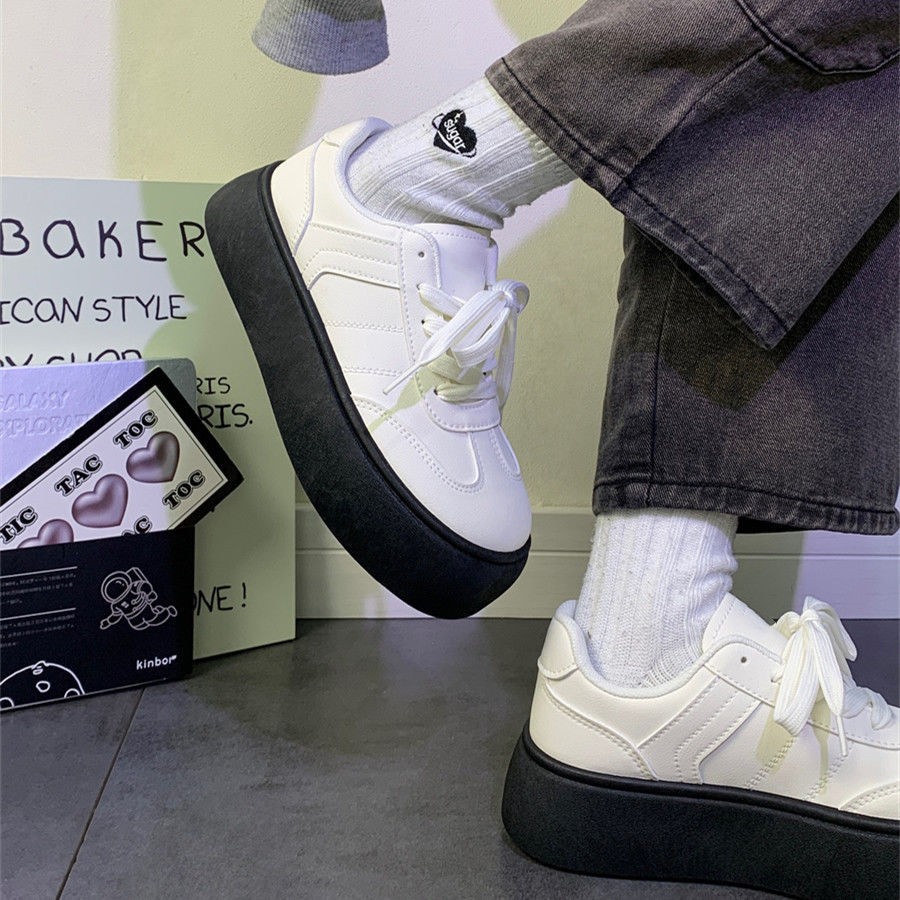 Zapatos casuales de suela gruesa para mujeres 2025 primavera nuevos zapatos blancos para mujeres muffin base universal zapatos deportivos cómodos transpirables