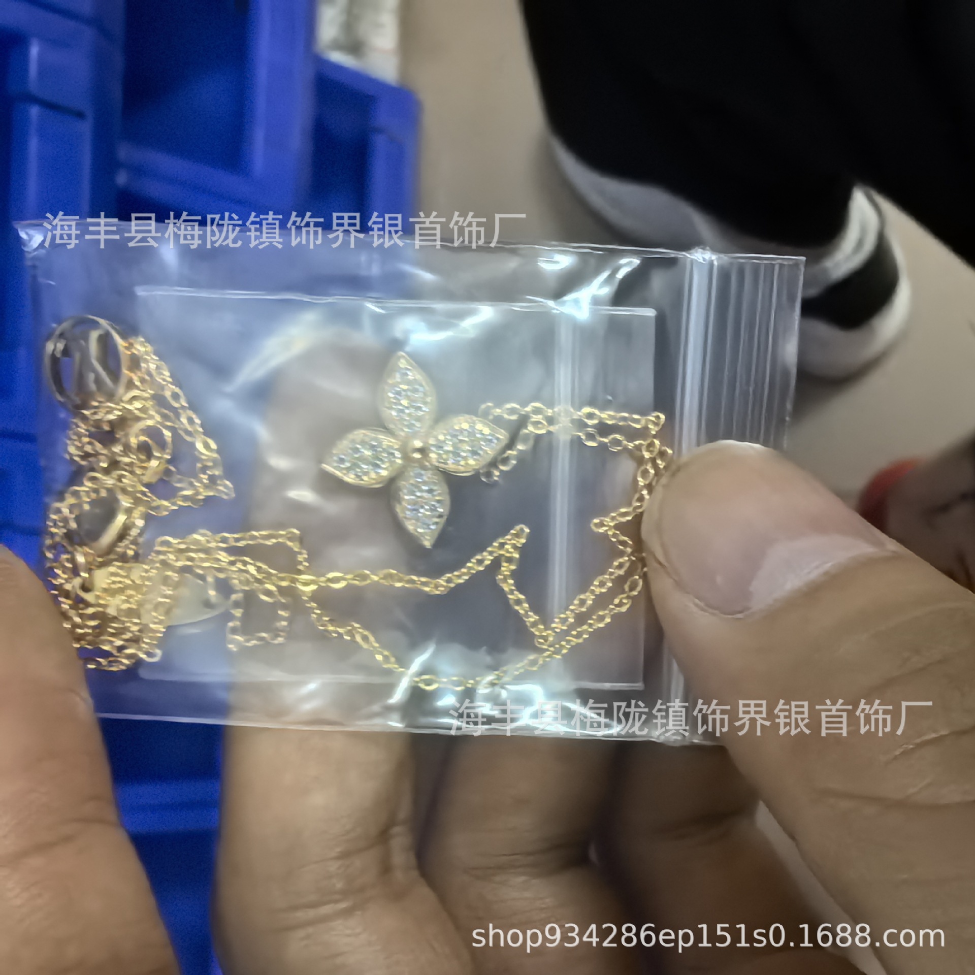 Donkey Familyの新作高級版四つ葉のクローバー五花ブレスレット、女性用18金メッキ、オールドフラワーパウダーシェルネックレス、アマゾナイトイヤリング