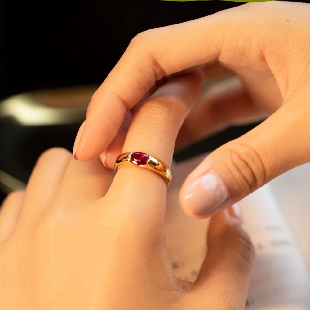 Anello vintage oro con rubino e smeraldo per stile unisex_voghion.com