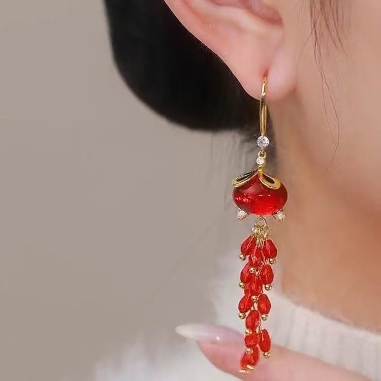 Nuevo estilo largo de zorro rojo gancho de orejas bordas lujosas lujosas mujeres delicadas sensación de alta calidad variedad pendientes de orejas de celebridades