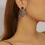 新款黑白色耳环 几何浮雕印花耳钉耳环 复古成熟简约耳坠耳饰品女