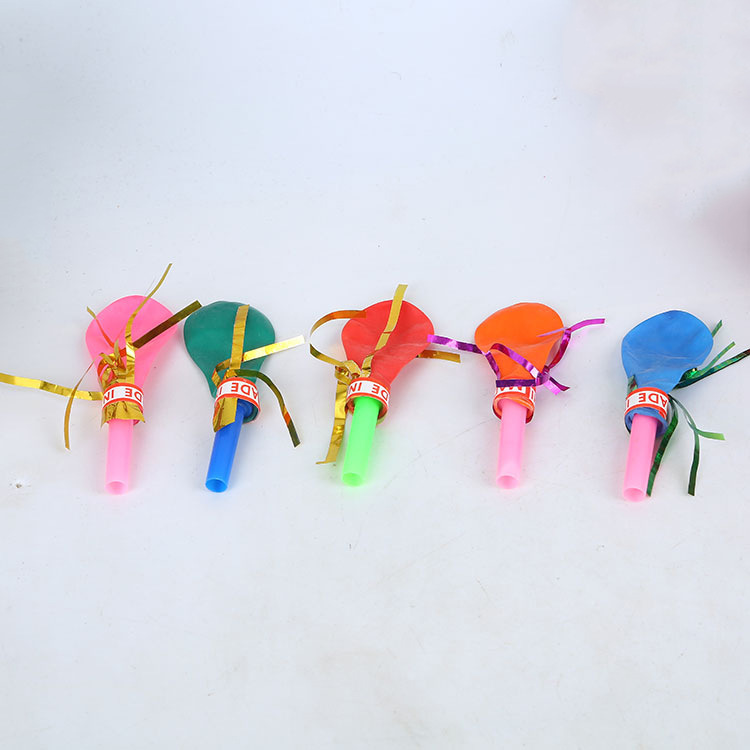 Puesto de mercado nocturno suministro globo de látex silbato de seda de oro globo flauta globo de juguete para niños globo de cuerno