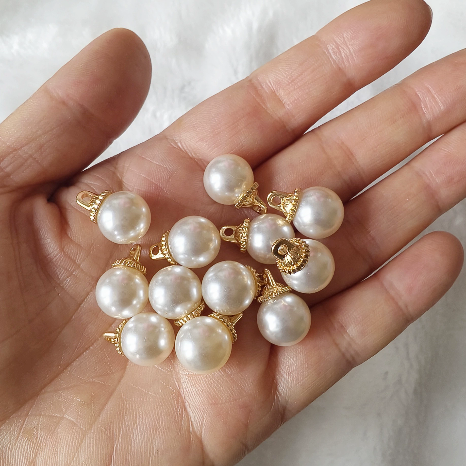 Материалы для рукоделия своими руками: бусины, аксессуары, высокоглянцевые жемчужные подвески, серьги, головные уборы, аксессуары для волос с подвесками, серьгами и пуговицами.