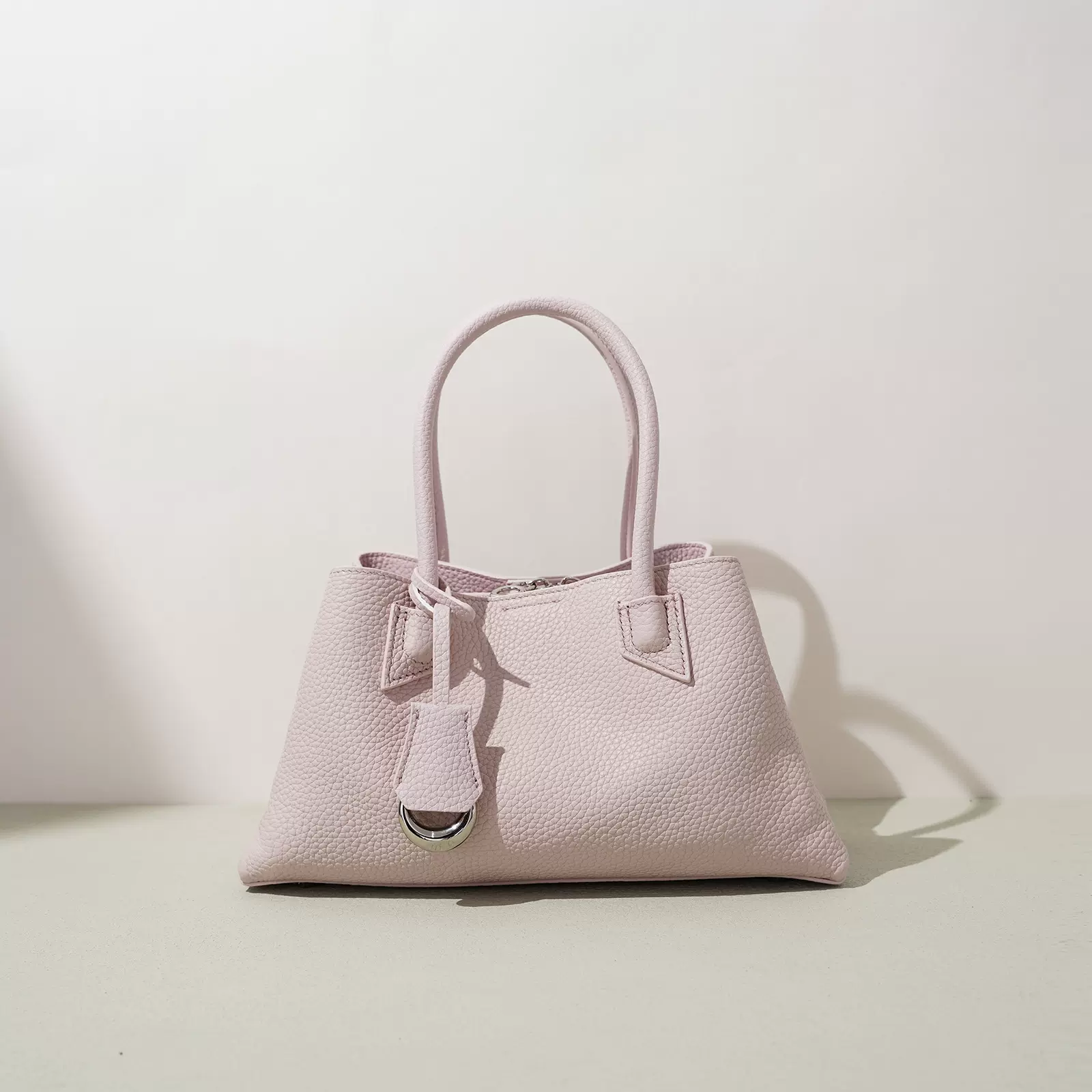 2026年早春新款简约百搭公文手提包小众设计斜挎通勤上班真皮女包