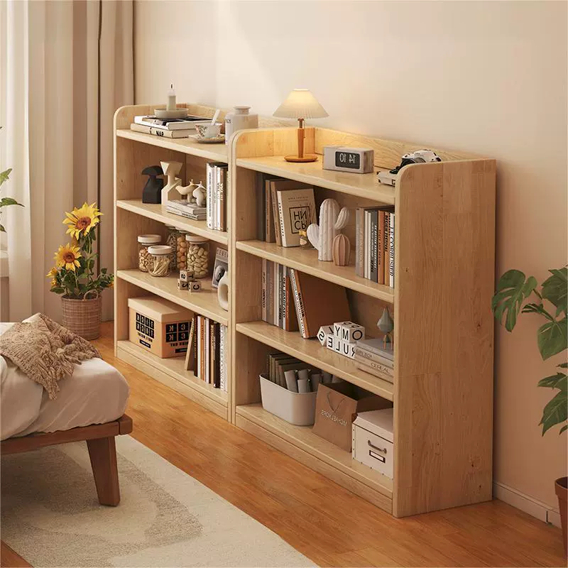 Книжный шкаф из цельного дерева наполовину окружает прикроватную панель