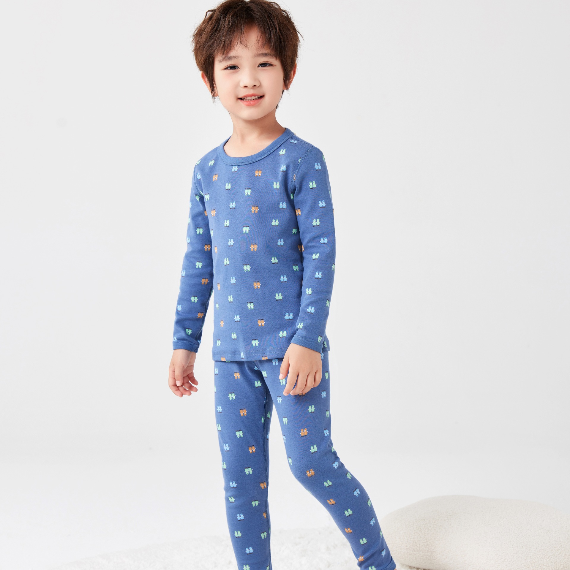 진한 파란색 볼링 공