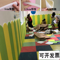 衝突防止は壁にくっついて柔らかいバッグを貼って幼稚園の壁のスカートの赤ちゃんの壁に囲まれています。