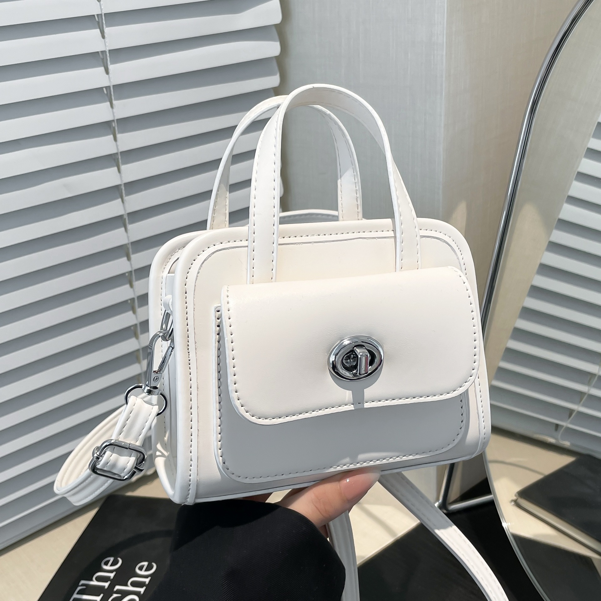 Mini simple bolso cuadrado pequeño de mano para mujer 2025 nueva moda salvaje versión coreana de alta gama bolso de mensajero femenino pequeño bolso cuadrado
