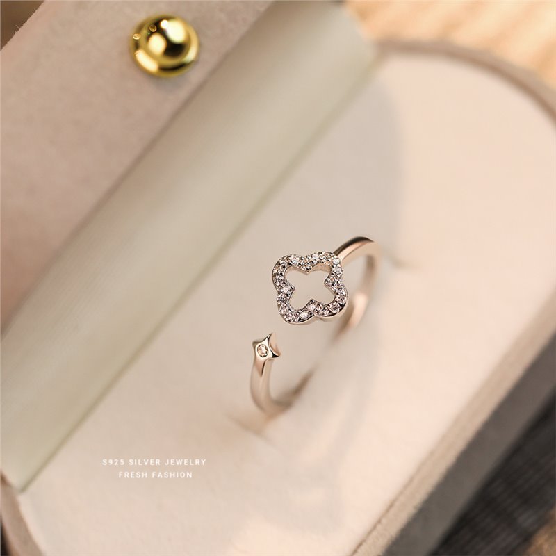 Anello quadrifoglio in argento con diamanti micro incastonati_voghion.com