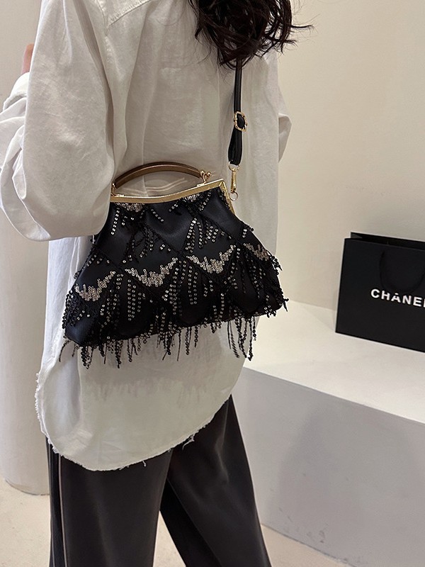Bolsos transfronterizos para mujer 2024 modelos de otoño e invierno diseño de nicho agujero bolso de concha con hebilla de estilo coreano bolso cuadrado pequeño con borlas de moda image 6