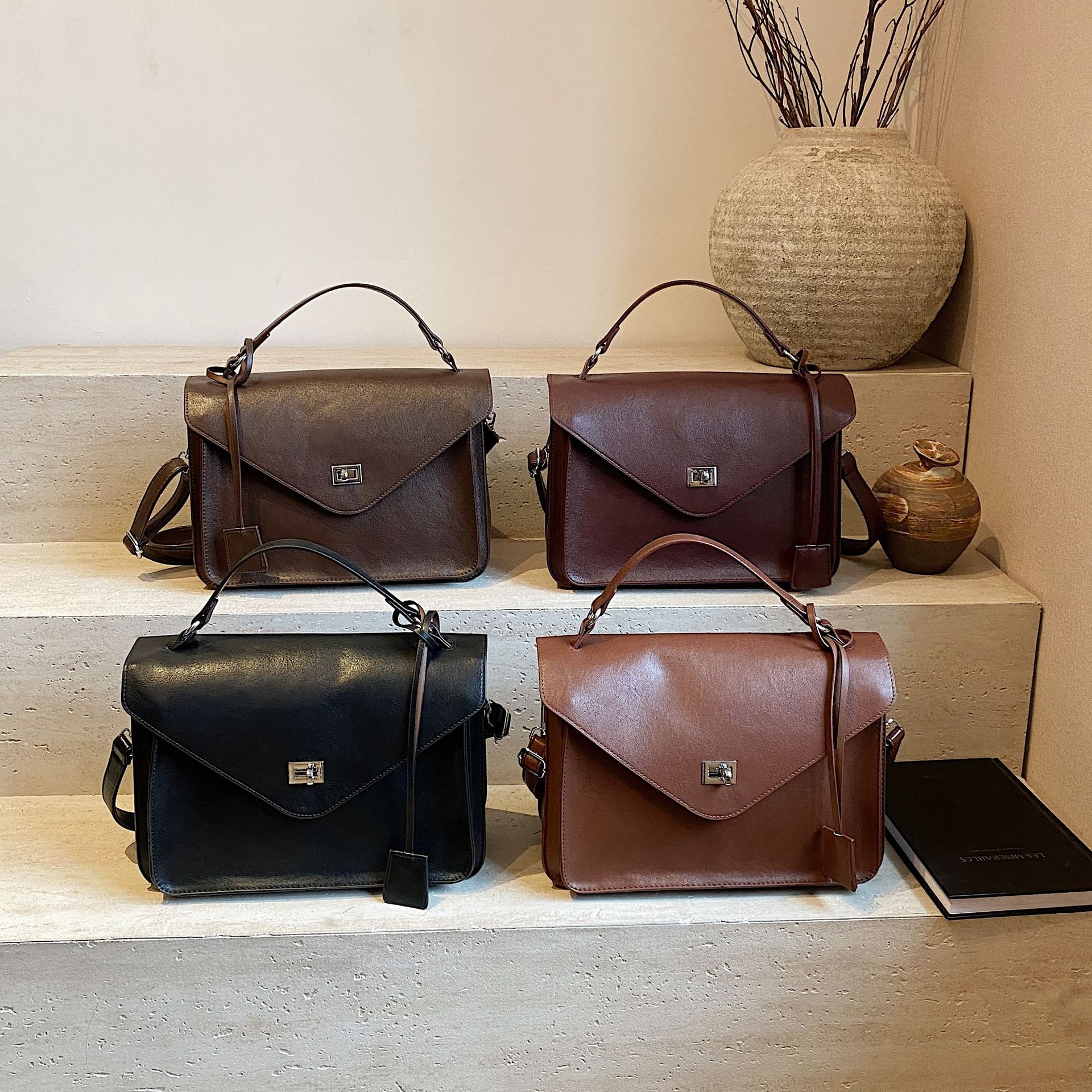 하이 엔드 대용량 레트로 메신저 백 잠금 버클 핸드백 여성의 새로운 틈새 가을 및 겨울 어깨 크로스 바디 백